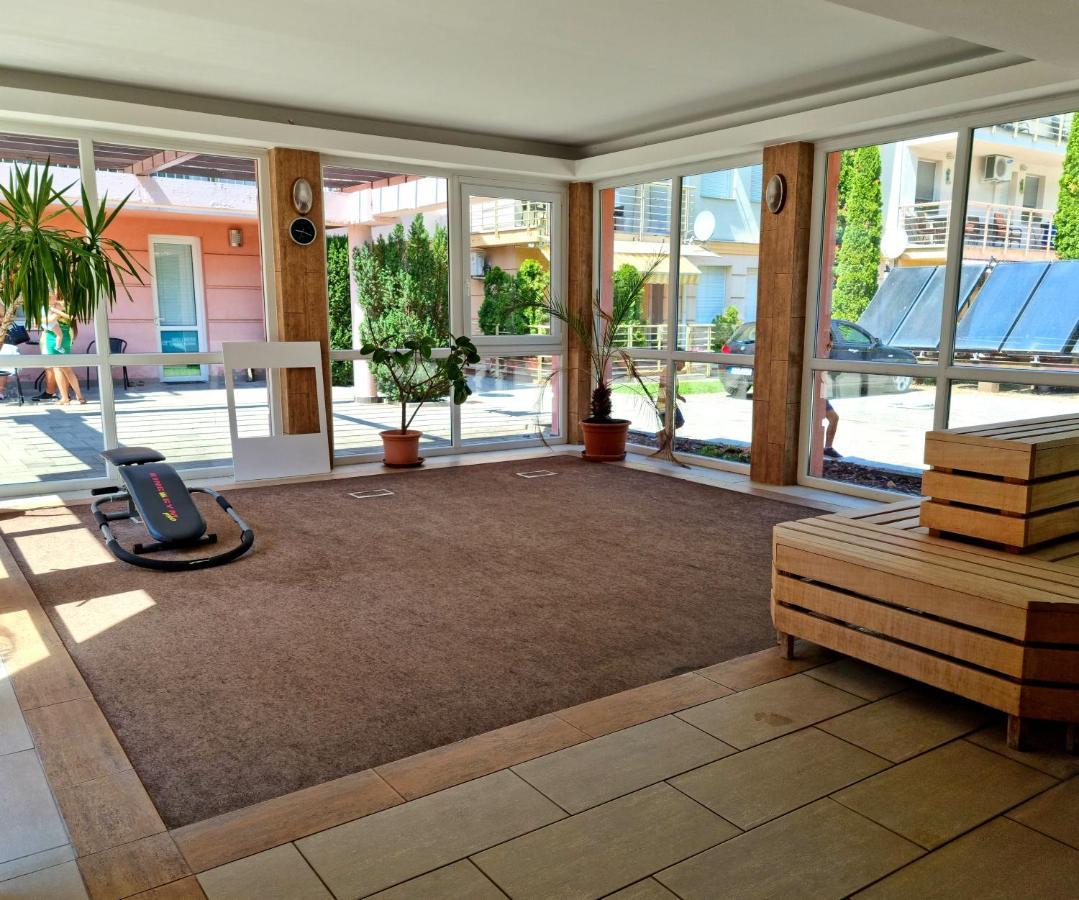 Relax Wellness Manzard Hajduszoboszlo Lägenhet Exteriör bild