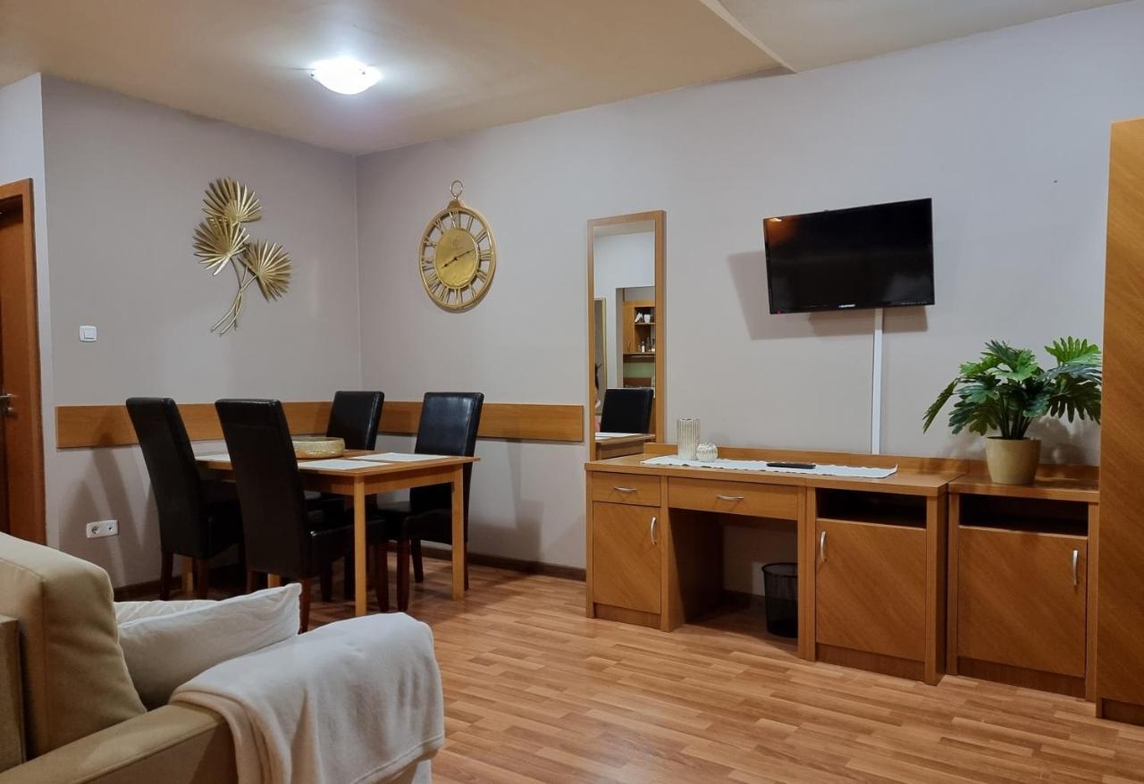 Relax Wellness Manzard Hajduszoboszlo Lägenhet Exteriör bild