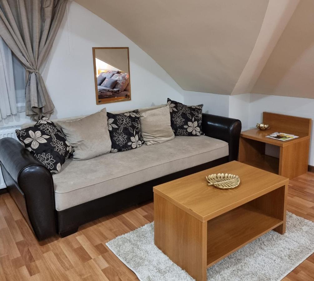 Relax Wellness Manzard Hajduszoboszlo Lägenhet Exteriör bild