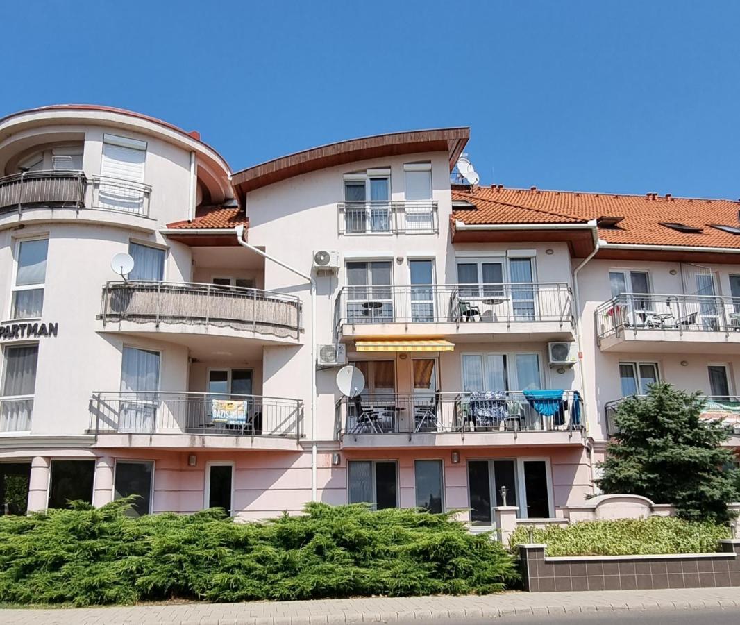 Relax Wellness Manzard Hajduszoboszlo Lägenhet Exteriör bild