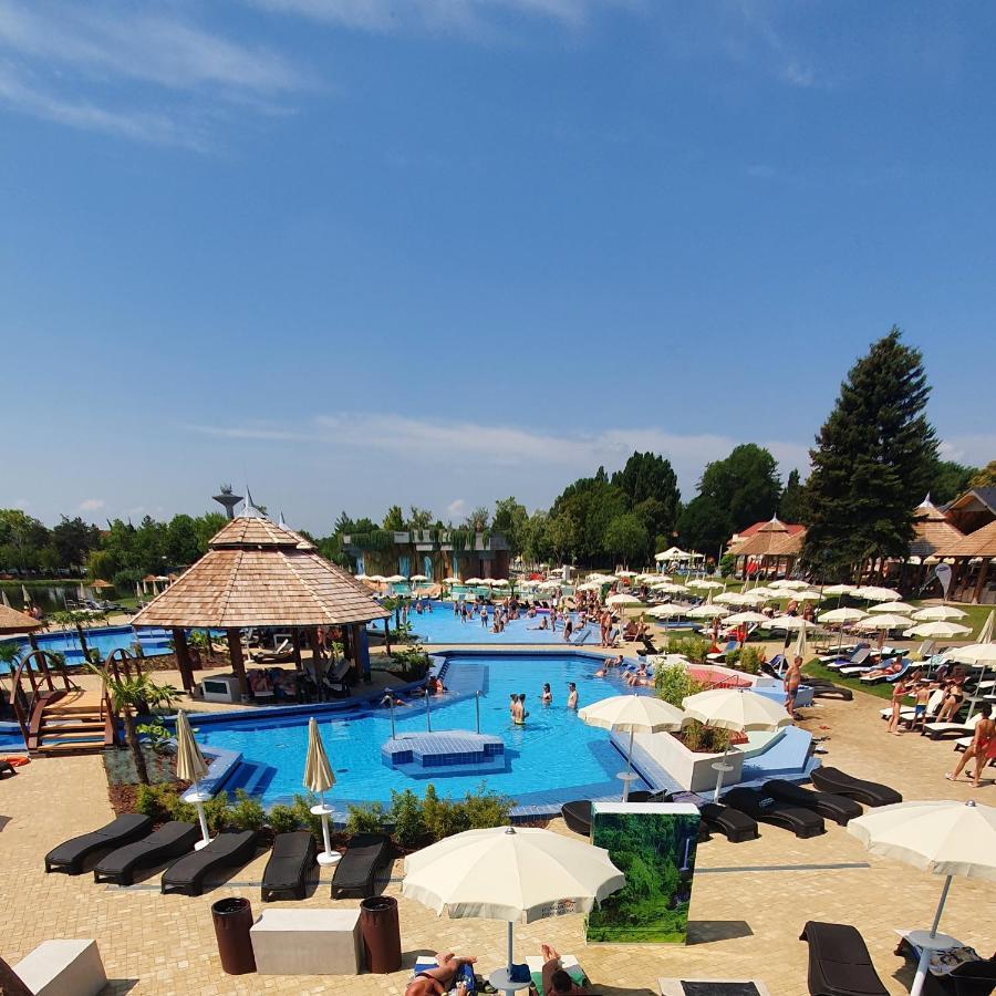 Relax Wellness Manzard Hajduszoboszlo Lägenhet Exteriör bild