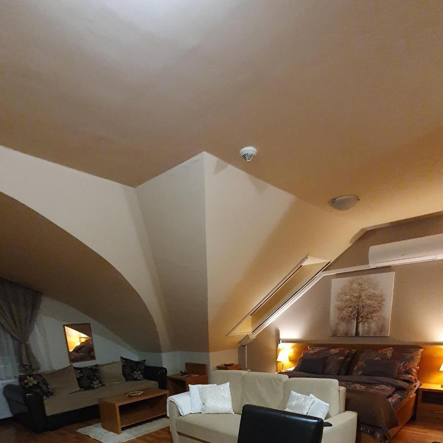 Relax Wellness Manzard Hajduszoboszlo Lägenhet Exteriör bild